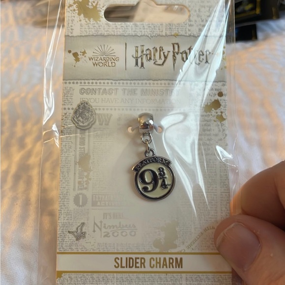 HARRY POTTER - Platform 9 3/4 Slider Charm - Picture 1 of 2